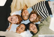 三星在醒目的纽约公共汽车广告中推广OLED_小白号