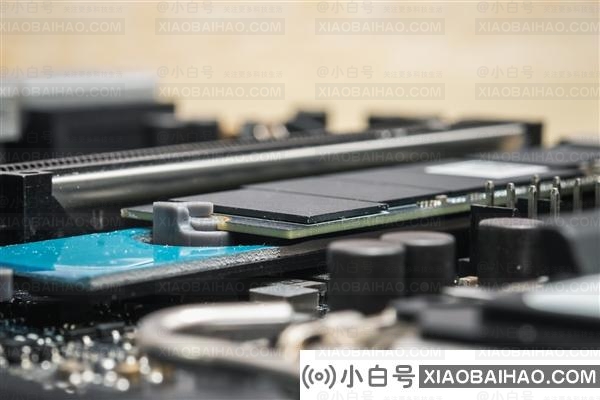 用户吐槽Win11下NVMe SSD降速：对比Win10能直接腰斩